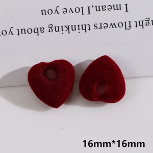 Detalle de colgantes de corazones flocados rojos de 16mm para creación de joyas DIY