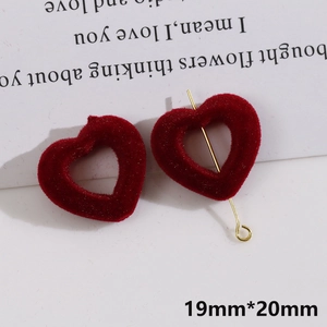 Detalle de dijes de corazón flocados rojos con pin dorado y medidas de 19x20mm