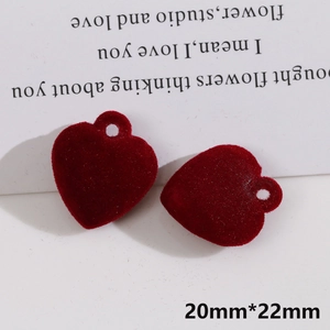 Detalle de dijes de corazón flocados rojos para joyería DIY de 20mm por 22mm