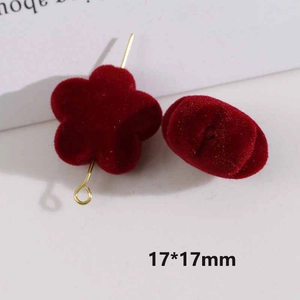 Detalle macro de los dijes florales flocados rojos 17x17mm con alfileres de metal dorado