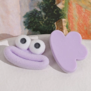 Détail d'accessoires DIY en résine flocage violet, monstre cartoon et nuage pour coques