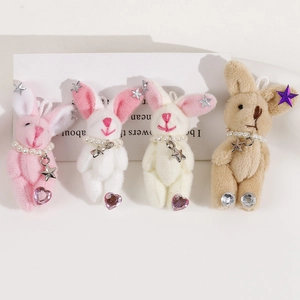 Détails de quatre porte-clés lapin en peluche colorés avec colliers de perles et étoiles