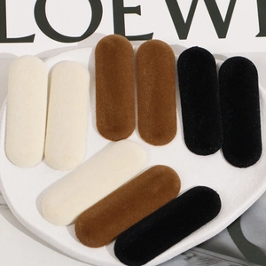 Détail de composants de barrettes ovales floqués en résine en beige, marron et noir