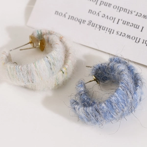 Minimalist C-shaped plush yarn-wrapped hoop earrings in blue and white for autumn and winter
