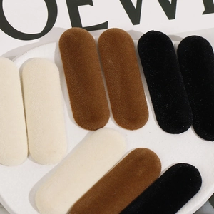 Vue détaillée d'accessoires de barrettes ovales floquées en beige, marron et noir