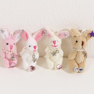 Lot de quatre porte-clés lapin en peluche rose, blanc, beige et kaki avec perles