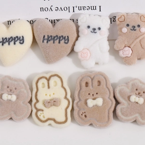 Detailansicht beflockter Bär- und Hasen-Accessoires mit Happy-Herz-Patches für DIY