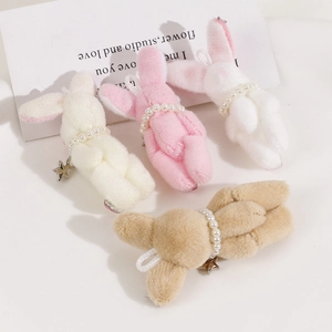 Porte-clés lapins en peluche rose, blanc et beige avec colliers de perles et étoiles argentées