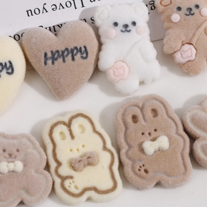 Nahaufnahme von DIY-Flock-Anhängern mit süßen Bären, Hasen und Happy-Herzen