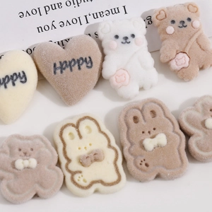 Detailansicht der flauschigen Bären- und Hasen-DIY-Anhänger mit Happy-Herzmustern