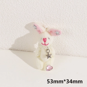 Détail d'un pendentif lapin en peluche blanc 53mm avec collier de perles et coeur