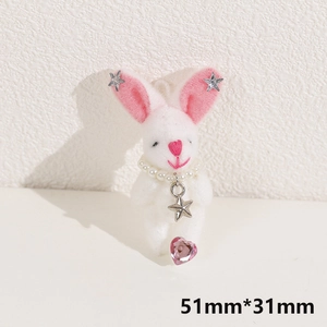 Détail d'un lapin en peluche blanc avec collier de perles et pierre rose en forme de cœur