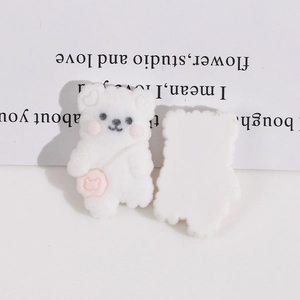 Detail eines weißen beflockten Bären-Zubehörs mit Vordertextur und flacher Rückseite