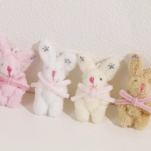 Lot de quatre pendentifs lapins en peluche avec nœuds en velours et étoiles argentées
