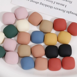 Bunte 15mm matte quadratische Harzanhänger für DIY-Ohrringe und Haarschmuck-Zubehör