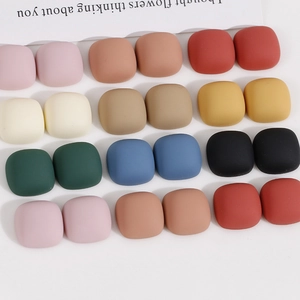 Nahaufnahme von 15mm matten quadratischen Harzflicken in Macaron-Farben für DIY-Zubehör