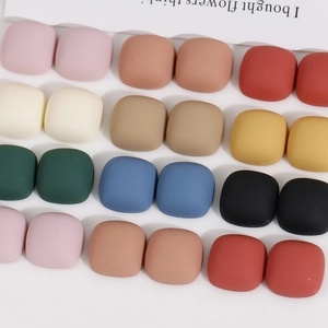 Detailansicht quadratischer 15mm Harzanhänger in matten Macaron-Farben für DIY-Schmuckzubehör