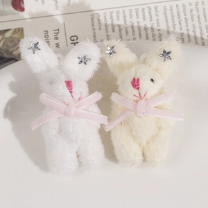 Pendentifs lapins en peluche avec nœuds roses et étoiles argentées en blanc et beige