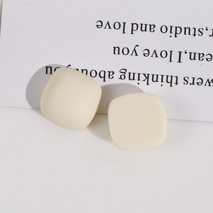 Makroansicht minimalistischer 15mm cremefarbener quadratischer Harzanhänger für DIY-Schmuck