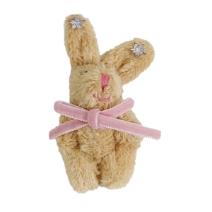 Pendentif lapin en peluche beige avec nœud en velours rose et étoiles argentées sur fond blanc