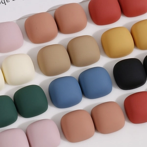 Matte 15mm quadratische Harz-Patches in bunten Farben für DIY-Handwerk und Accessoires