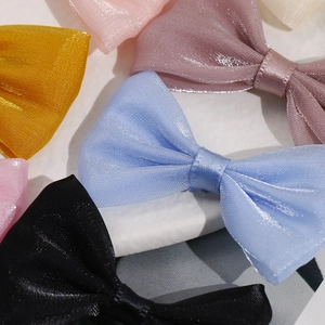 Detalle macro de pinzas de lazo en malla multicolor con textura ligera de organza