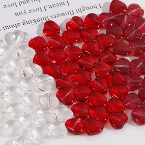 Macro di piccole perline di vetro a cuore traslucido per gioielli fai-da-te e artigianato