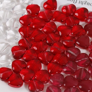 Perline di vetro a forma di cuore in rosso e trasparente per creazione di gioielli DIY