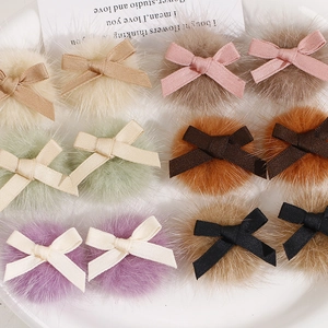 Détail de barrettes à nœuds en pompon pelucheux aux couleurs Morandi pour accessoires cheveux