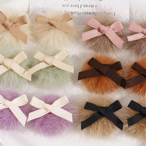 Vue détaillée d'accessoires pour cheveux en peluche avec nœuds en ruban colorés assortis