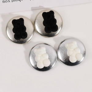 Flauschige Bären-Anhänger auf metallischen Rundknöpfen für DIY-Haarschmuck und Accessoires