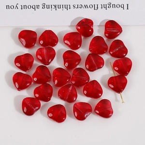 Macro di perline di vetro rosse a forma di cuore con spillo dorato per gioielli DIY