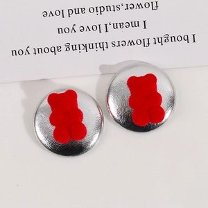 Nahaufnahme roter Teddybär-Resin-Anhänger auf silberner Metallbasis für DIY-Schmuck