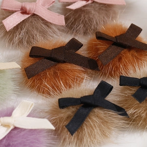 Détail de nœuds papillons en fourrure faits main pour pinces à cheveux et bricolage