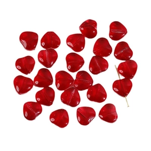 Perle di vetro cuore rosso traslucido per gioielli fai da te con foro su fondo bianco