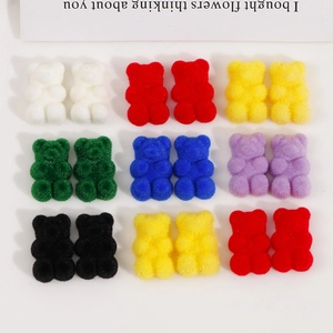 Bunte beflockte Bären-Anhänger in einem Raster für DIY-Schmuck und Haarschmuck