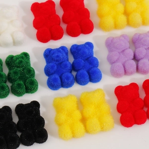Makroaufnahme bunter beflockter Bären mit weicher Textur für DIY-Schmuckherstellung