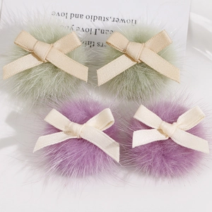 Boucles d'oreilles faites main en peluche avec pompon et nœud en satin violet et vert