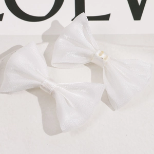 Detalle de lazo de malla blanca de doble capa para accesorios de cabello y manualidades