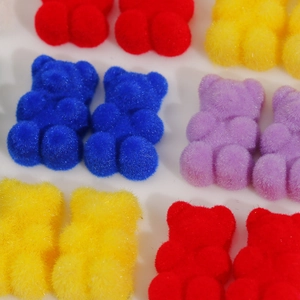 Makroaufnahme bunter beflockter Teddybären aus Harz für DIY Haarschmuck