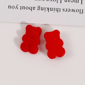 Detailansicht der roten Plüschbär-Resinanhänger für DIY-Schmuck und Haarschmuck