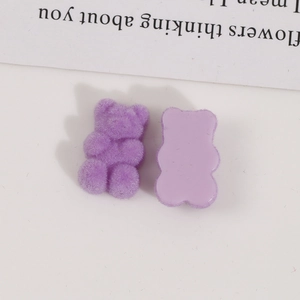 Detailansicht lila Bären-Charm für DIY mit Flocktextur und glatter Rückseite