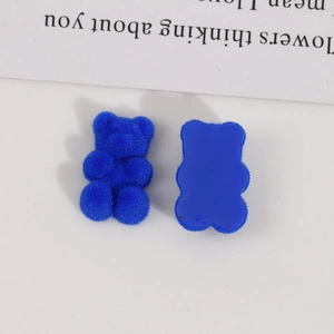 Detail von königsblauen beflockten Teddybär-Anhängern für DIY-Haarschmuck