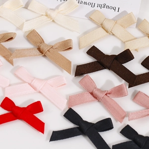 Mise à plat de nœuds en ruban colorés faits main pour accessoires DIY et coiffure