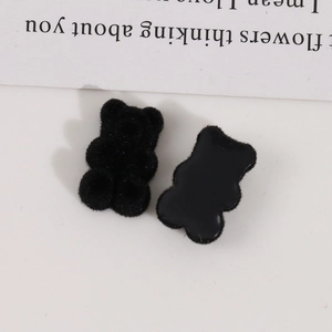 Makro-Detail von schwarzen beflockten Bären-Charms aus Harz für DIY-Schmuckzubehör