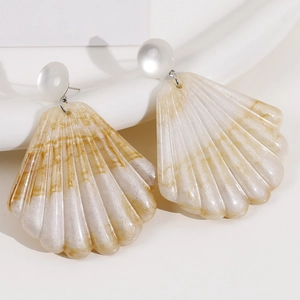 Boucles d'oreilles en résine en forme de coquillage avec texture de marbre nacré