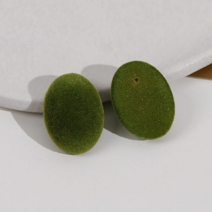 Detail von ovalen moosgrünen beflockten Harzanhängern für DIY-Schmuck und Ohrringe