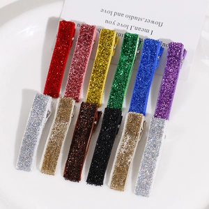 Détail de barrettes à cheveux en tissu pailleté de onze couleurs éclatantes