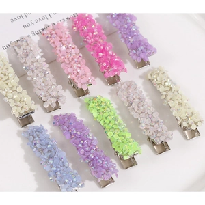 Dettaglio di perle di cristallo AB colorate su forcine macaron con base in metallo argento