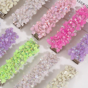 Dettaglio di fermagli per capelli a becco d'anatra con strass colorati brillanti